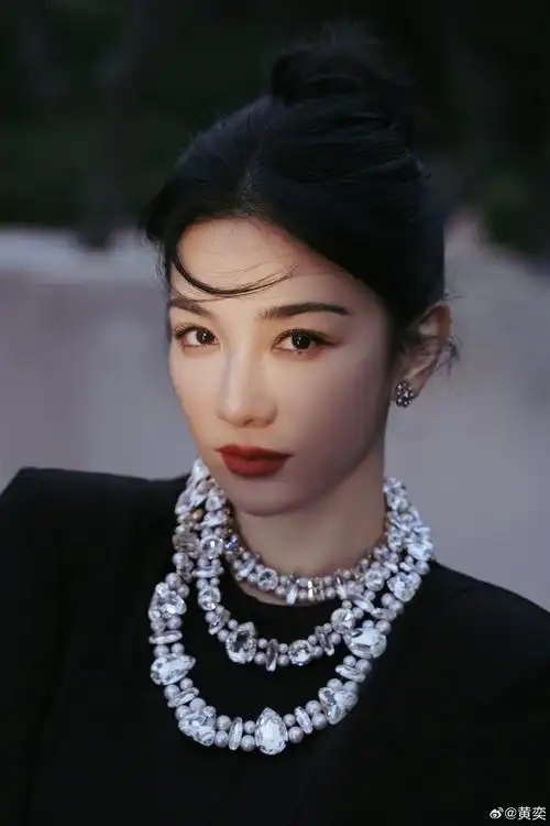 黄奕穿黑裙勾勒曼妙身姿 黑发红唇气场全开