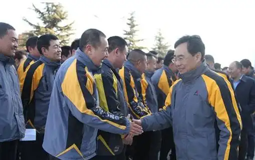 山东临工高级管理人员与一线员工互致新春问候