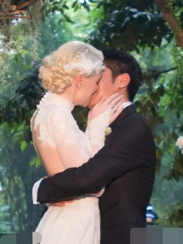 撒贝宁野外举办婚礼深吻李白