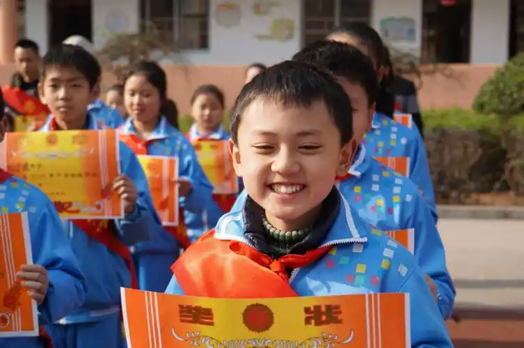 获奖孩子欢欣鼓舞,脸上的笑容比春光还要灿烂.