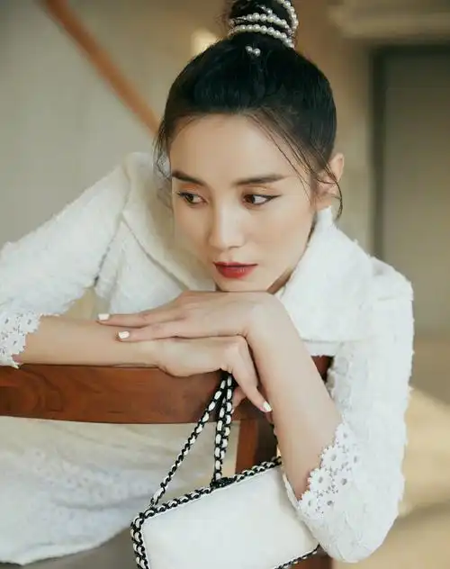 简介:宋佳白色半身裙性感写真图片,分享一组宋佳图片给大家,图中的