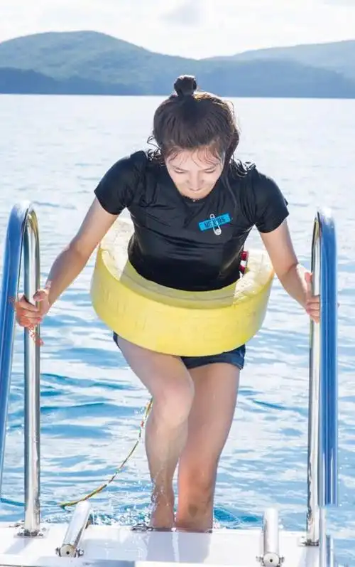 生图真是一把杀猪刀江疏影游泳上岸被拍这腿比精修的粗了3圈