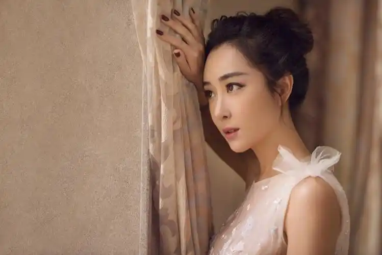 杜若溪古堡写真 一袭复古长裙美出天际