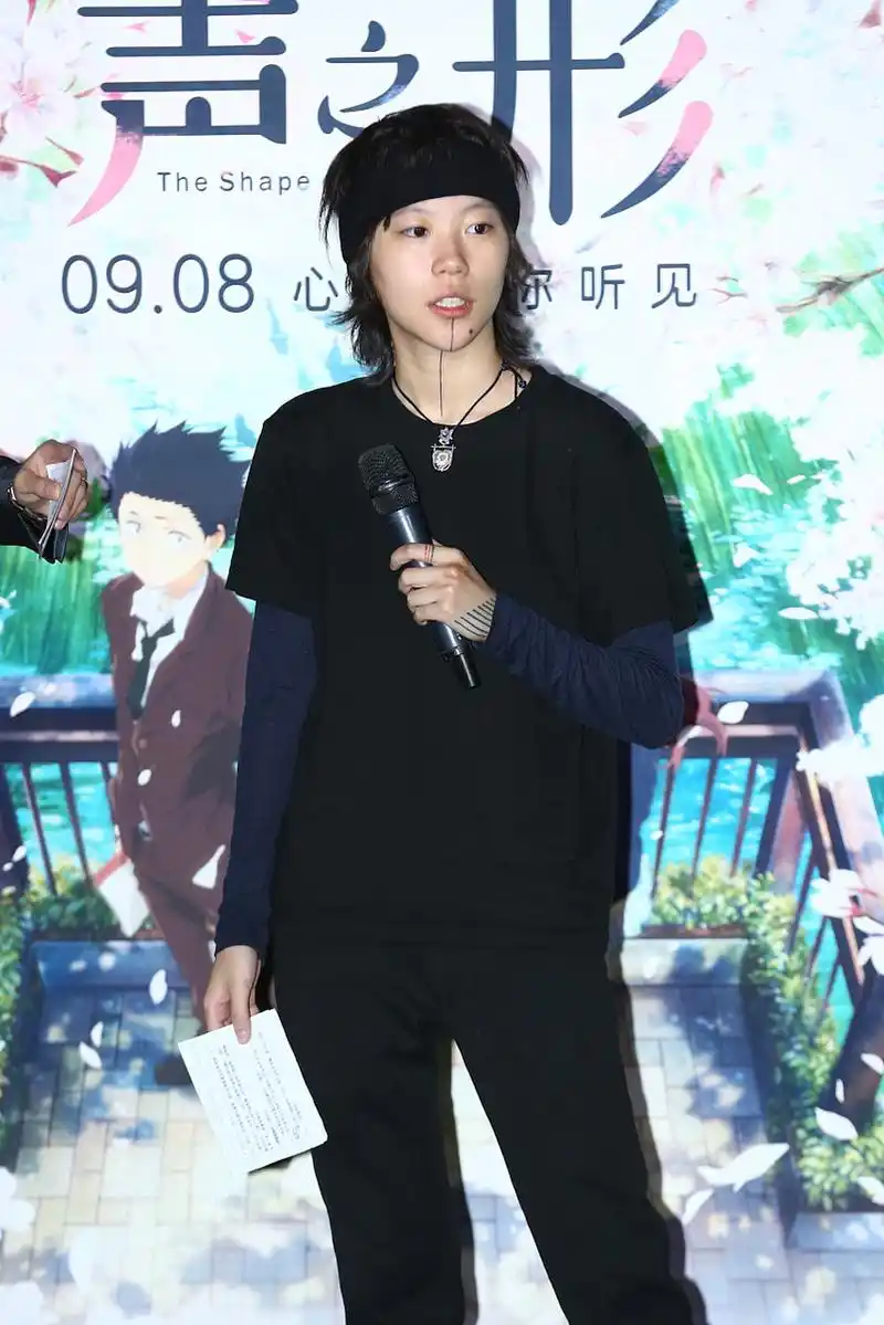 照片中,窦靖童一改往日中性打扮,不再是一头短发,时髦的穿着,完全