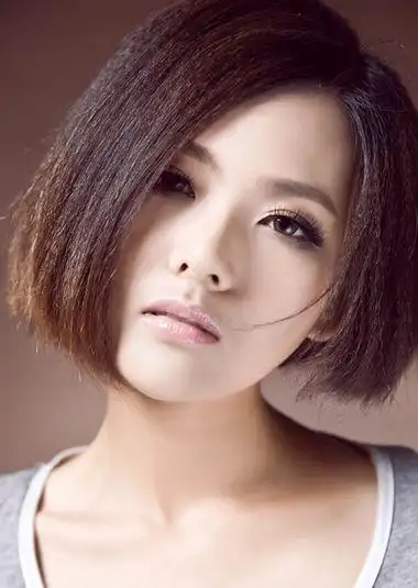 锡纸烫短发发型,从额头上梳向下的斜刘海,上层头发有些外开,锡纸烫的