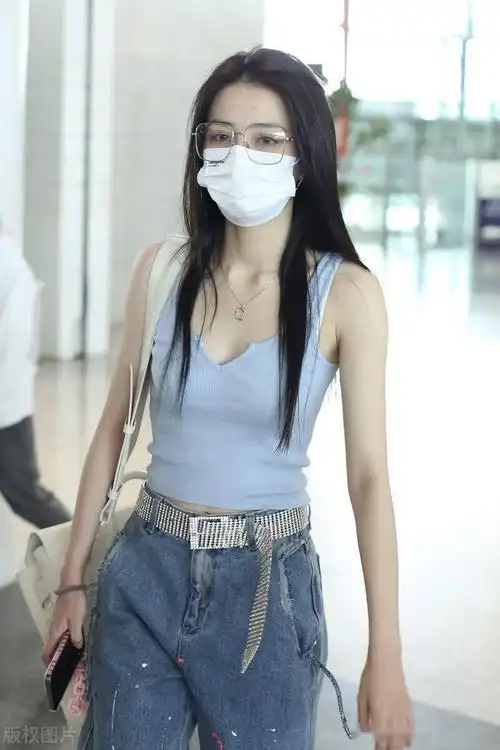 街拍徐璐身着淡蓝背心凸显曼妙身材口罩遮面低调出行