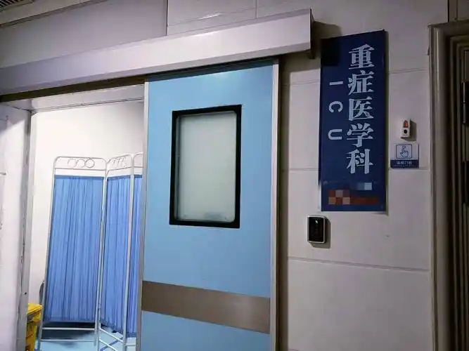 从12月10日开始,重症监护室外的走廊和回廊里,除了固定的几排座椅外