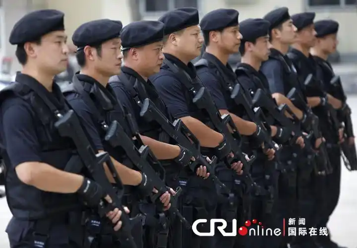 河南洛阳市公安局特警支队的大院里,身着全新的99式特战服的特警展示