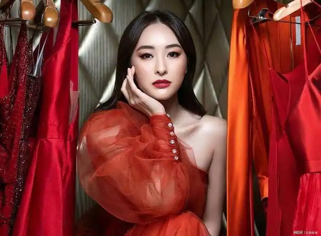 宅男女神陈滢被质疑整容录视频鼻子变长鼻翼变窄脸部也变僵硬