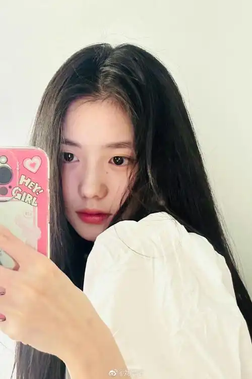 刘浩存自拍六宫格##刘浩存贝雷帽车内随拍