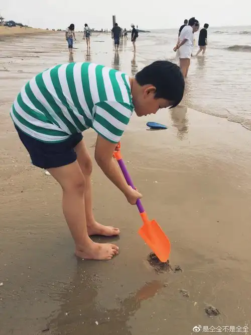 正在玩沙子的我