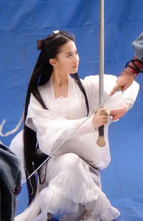 刘亦菲小龙女舞剑幕后花絮图一个集仙气与侠气于一身的女子