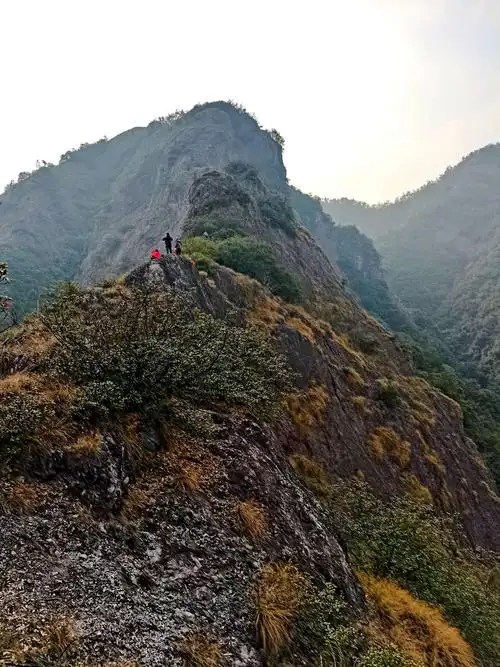 美丽的龙脊背展现在眼前,两边都是悬崖峭壁,为了