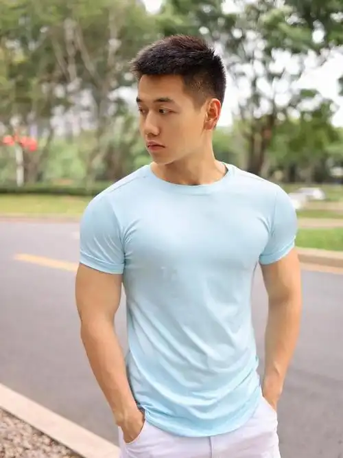 阳光帅气网红帅哥喜欢cosplay更喜欢健身