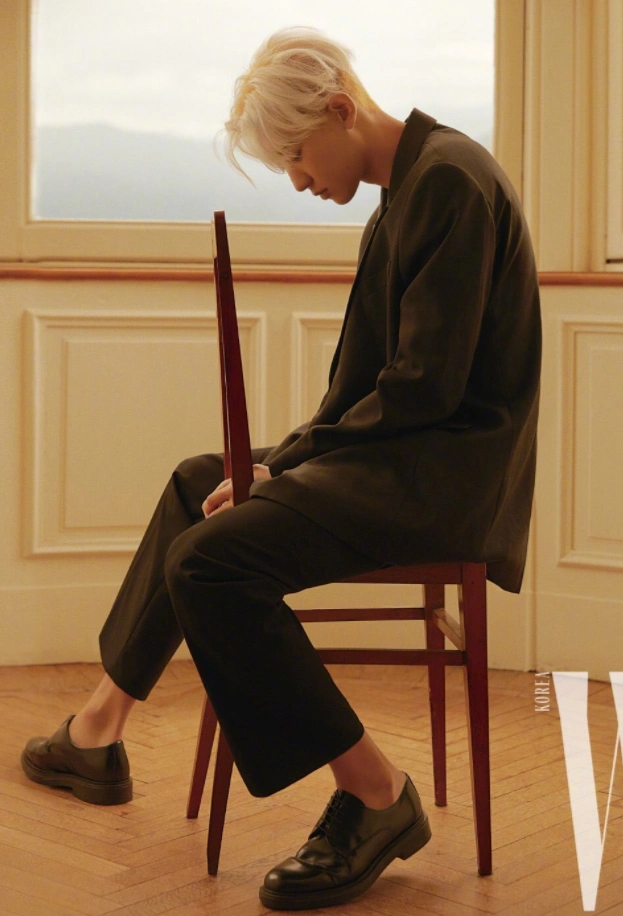 朴灿烈新画报上演"白发美男",搓衣板腹肌配西装,谁顶得住?