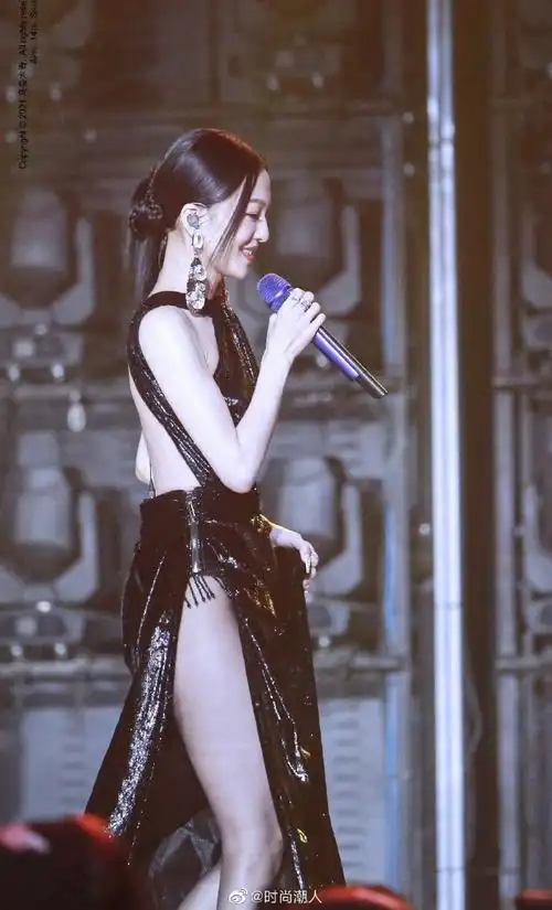 时尚潮人##张韶涵高开叉造型