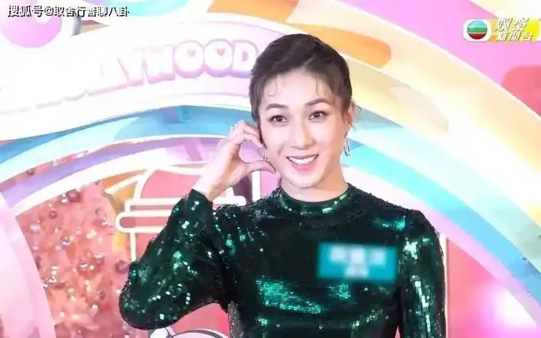 原创39岁钟嘉欣海边度假穿挂脖长裙似妙龄少女一双修长美腿吸睛