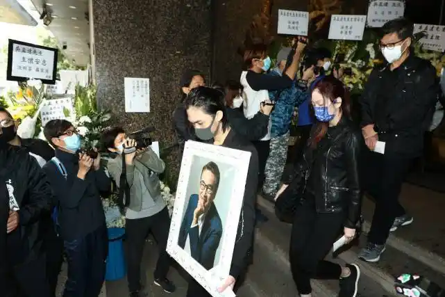 吴孟达出殡现场曝光19岁的儿子看着父亲化为轻烟咬牙强忍悲痛