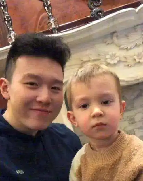英达两个儿子近照差距大巴图颇有父亲当年风范英如镝越长越帅