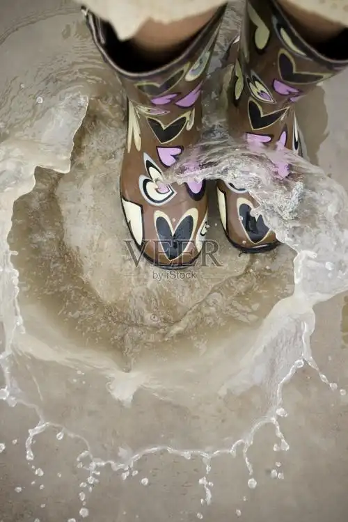 雨靴溅在水坑里