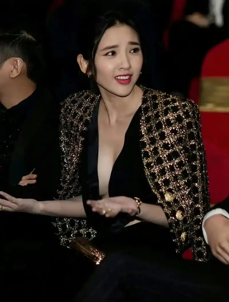 唐艺昕黑色礼服可太显身材了!#唐艺昕 #唐艺 - 抖音