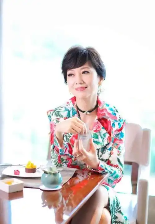 张国立邓婕与友人合照,素颜出镜精神很好,颜值不输赵雅芝刘晓庆