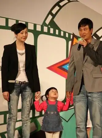 图文祁宏携爱女美妻沪上出席活动乖女儿看爸爸
