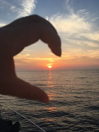 我一个人只能比出半颗心