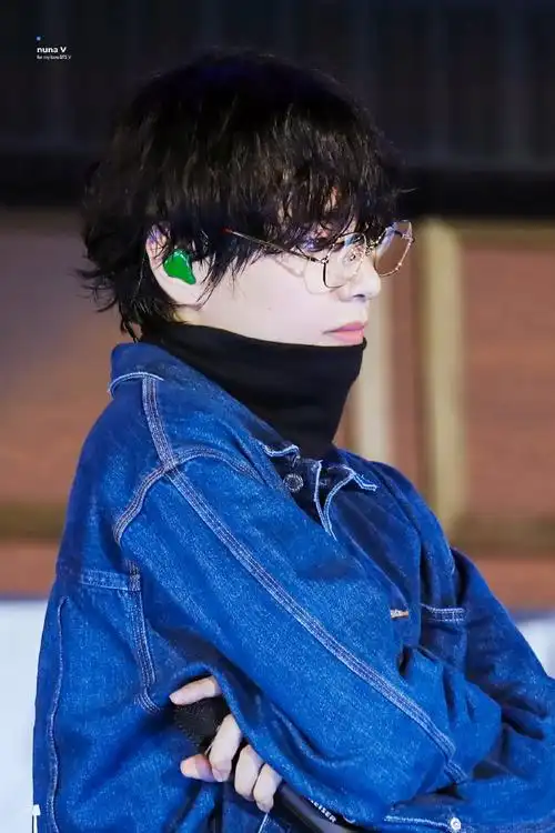 金泰亨#看看泰亨的照片洗洗眼睛这天的眼镜配湿发牛仔衣和高领真岛苘