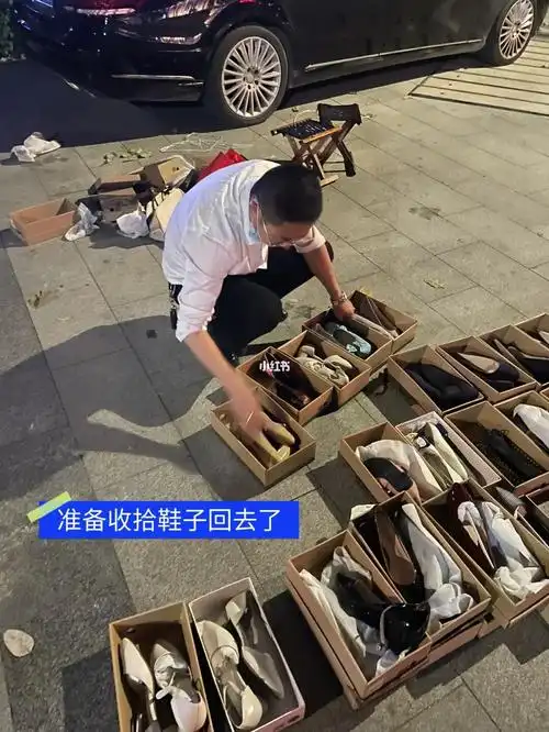 开着奔驰摆摊卖女鞋的中年男人