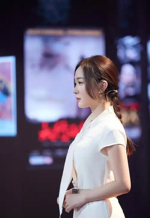 霍思燕身材又变形矮肿胖跟大妈似的和同台的辣妈杨幂差太多