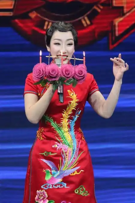 王曼芝表演"含灯大鼓"