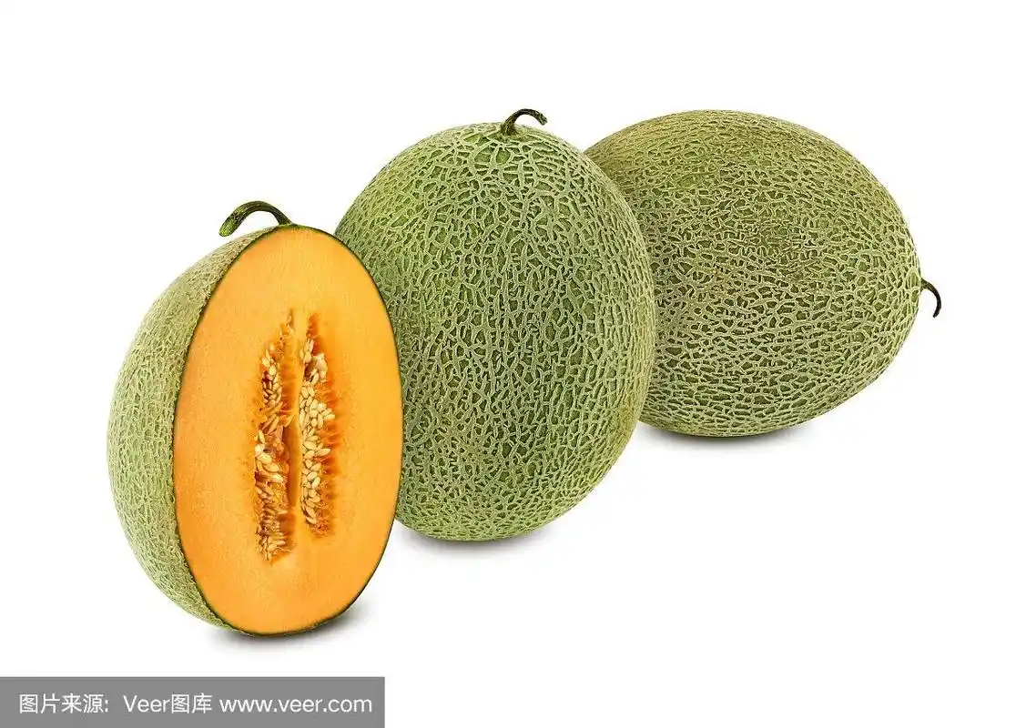 美味的哈密瓜在一个横截面,孤立在白色的背景与复制空间的文字或图像.