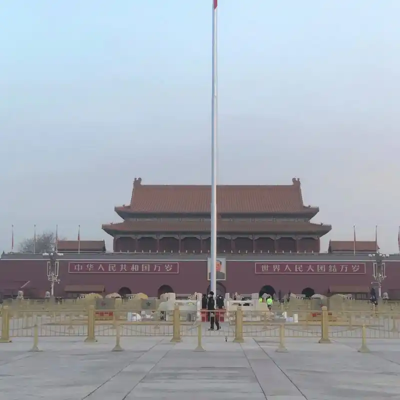 我们高举红色旗帜,高喊中华民族万岁,我们的信仰是红色的,我们 - 抖音