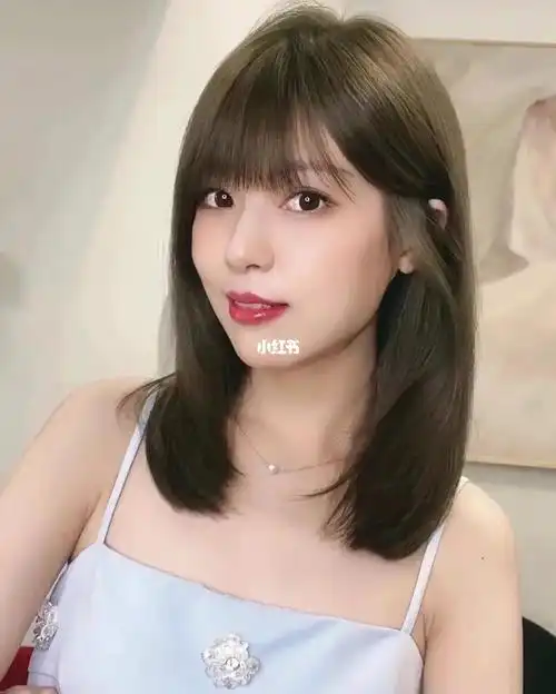 打理的锁骨发发型推荐吹干就出门款中长锁骨发,非常简约但是充满时尚