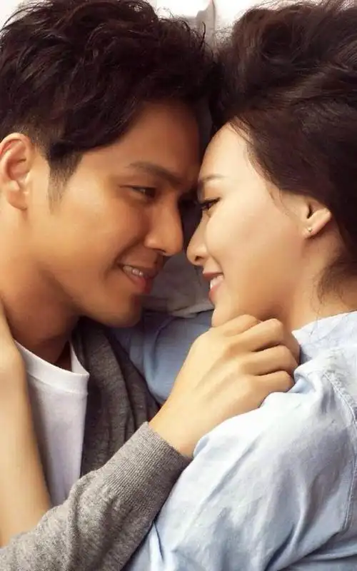 钟汉良近照,网友:又黑又瘦老十岁!不过,他媳妇的长相,还行!