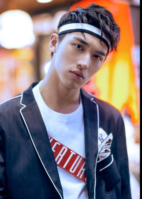 盘点6大娱乐圈花美男,邓伦文艺范十足,黄景瑜许魏洲一同现身!