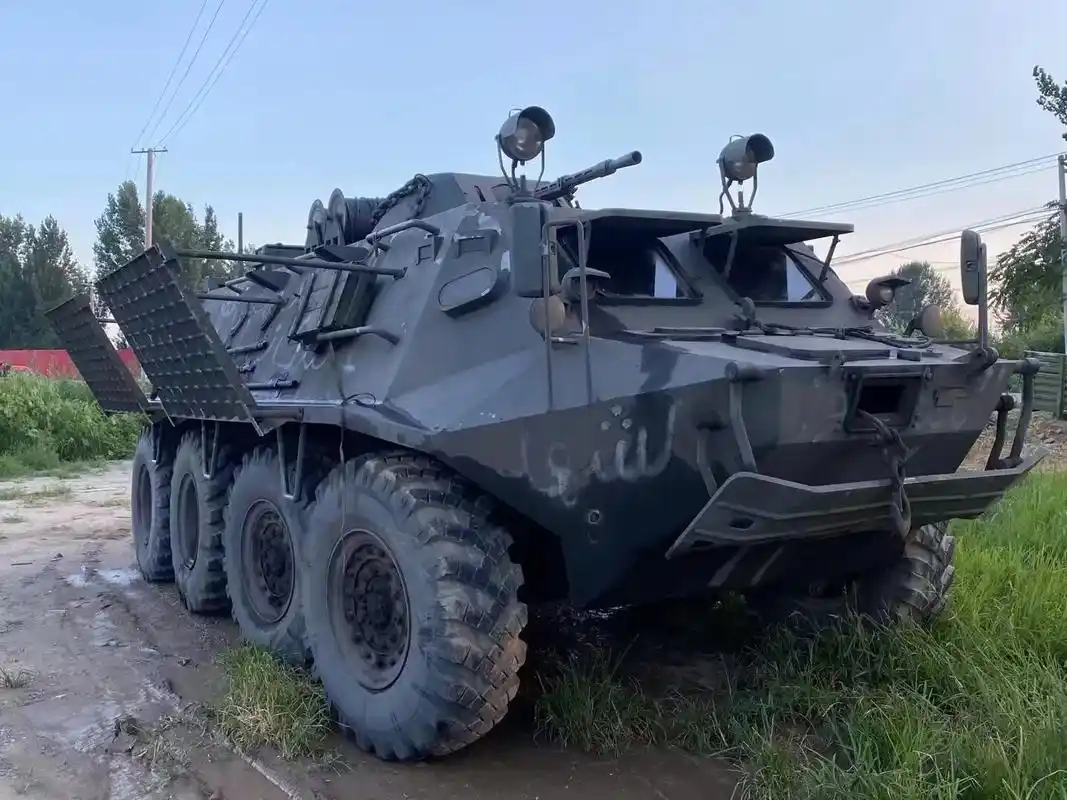 btr-60装甲运输车一台,能开能跑,四轮转向,军事电影,军 - 抖音