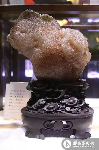 葡萄玛瑙石乃稀世珍品玉兔贵在形神兼备