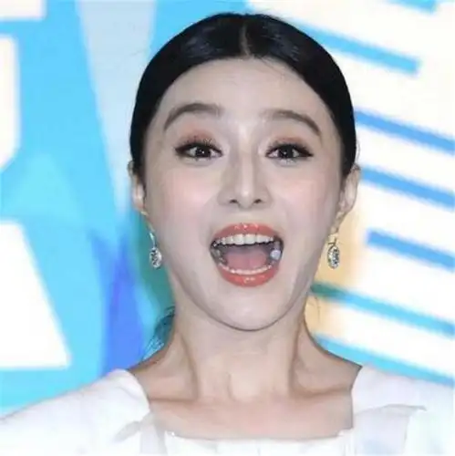 女星开怀大笑瞬间,吴莫愁可怕,唐嫣五官变形,范冰冰嘴里的是啥