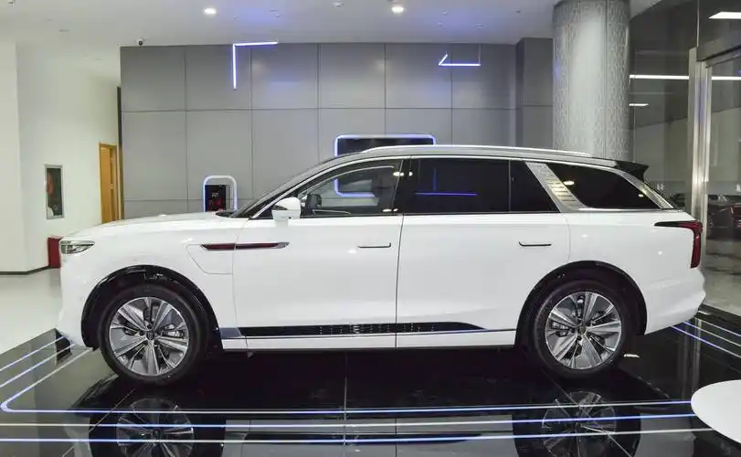 车长5米2,采用2 2 2布局,可续航460km,红旗e-hs9咋样?