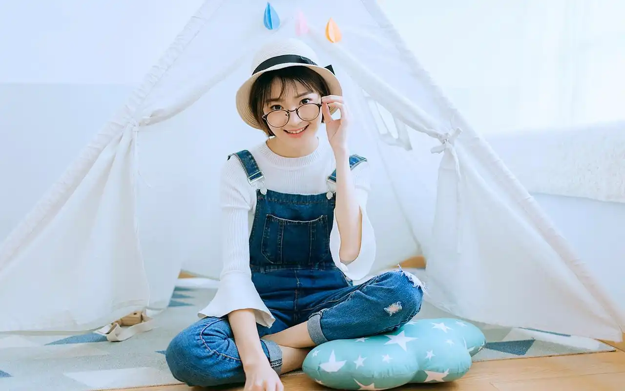 戴帽子的短发女孩清纯文艺图片桌面壁纸