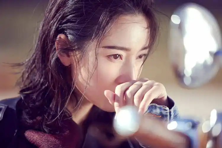 王妍苏最新写真曝光 红裙机车尽显酷飒气质 - acfun弹幕视频网 - 认真