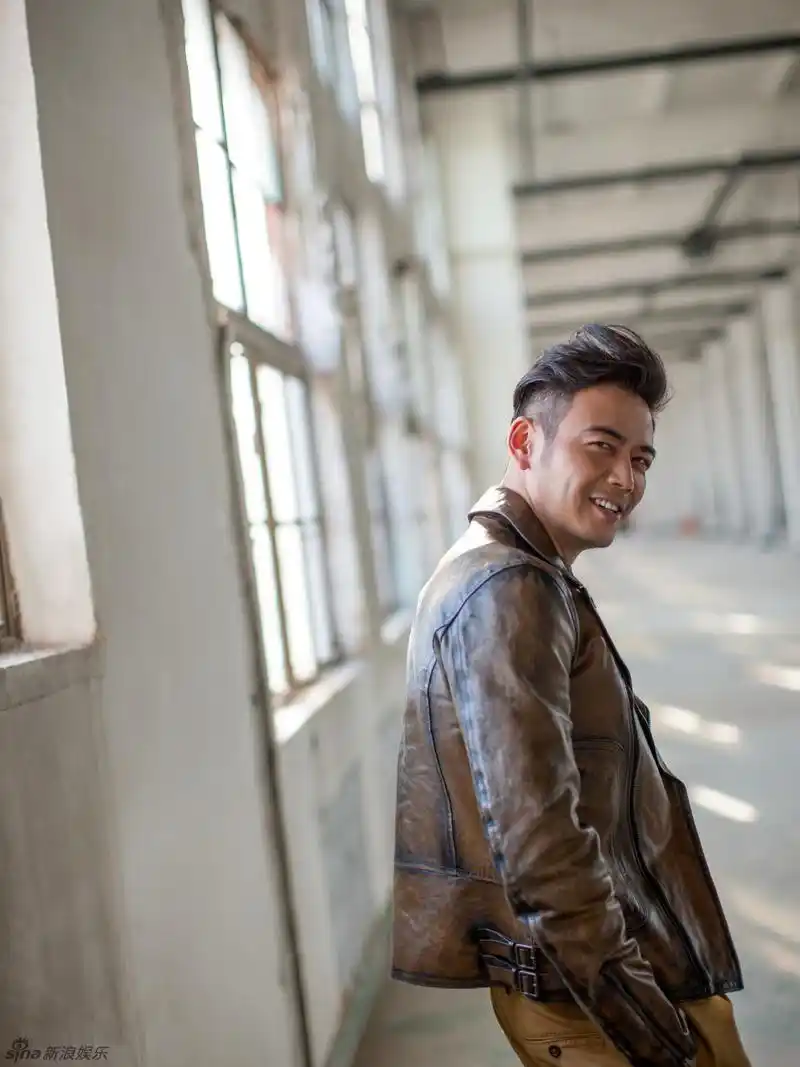 "小包总"杨烁最新写真展现独特魅力