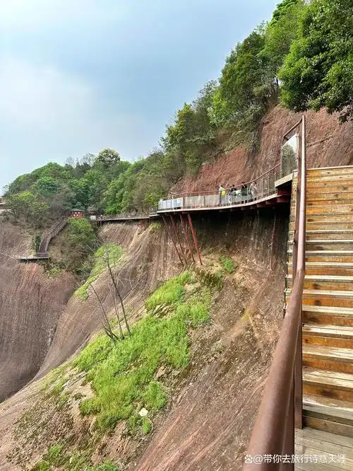 高椅岭神奇的巨蜥湖和龙脊背