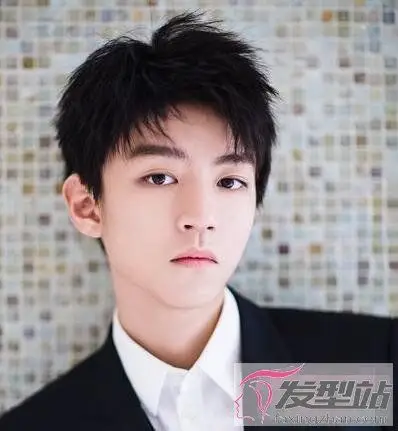 男生刘海打薄好看吗 轻盈修颜晋升小脸潮男_发型站_最新流行发型设计