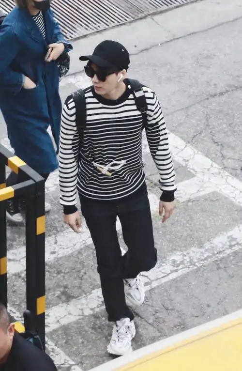 主题:李易峰能不能不要和郭艾伦玩了!