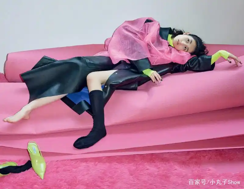 张子枫拍时尚性感大片,躺地上只穿一只袜子,骑摇摇马像小女生