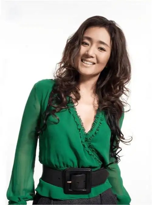 56岁巩俐气质更强穿白色吊带裙自信优雅身材发福也不影响美感