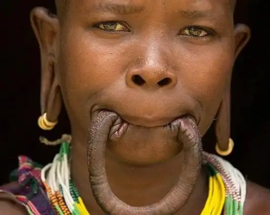 人入侵时,摩尔西女人为了避免被凌辱,抓去当奴隶,就把自己弄得很丑